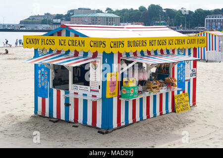 Weymouth, Dorset, UK - 31 août 2006 : Cabane à rayures sur plage de Weymouth vendant les grignotines, boissons et bonbons Banque D'Images