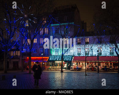 Montmartre, Paris - 7 janvier 2018 : Vue de nuit sur la célèbre place des artistes et des restaurants typiques avec des tables en plein air qui l'entourent. Banque D'Images