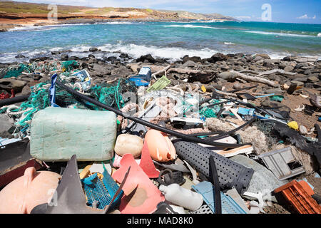 Une grande partie de la côté nord de l'île de Molokai en inaccessible. Les alizés soufflent régulièrement à terre apportant avec eux des tas de plastique qui a été Banque D'Images