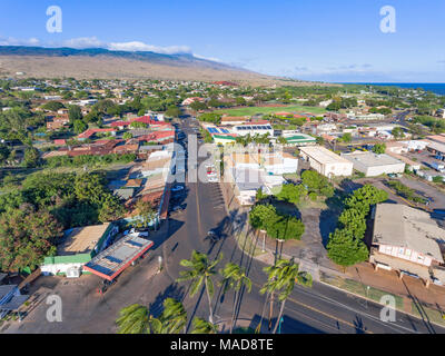 Une vue aérienne de l'Ala Malama Avenue. La rue principale au centre-ville de Kaunakakai, Molokai, Hawaï. Banque D'Images