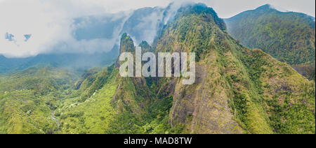 Une vue aérienne de l'aiguille dans l'IAO Maui Iao Valley State Park, Maui, Hawaii. Quatre images ont été combinées numériquement pour créer ce composite. Banque D'Images