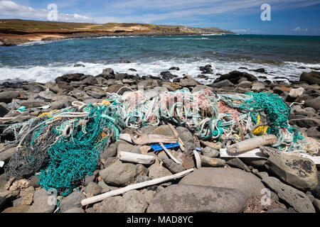 Une grande partie de la côté nord de l'île de Molokai en inaccessible. Les alizés soufflent régulièrement à terre apportant avec eux des tas de plastique qui a été Banque D'Images