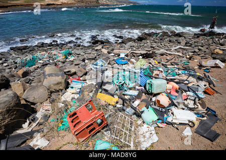 Une grande partie de la côté nord de l'île de Molokai en inaccessible. Les alizés soufflent régulièrement à terre apportant avec eux des tas de plastique qui a été Banque D'Images