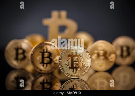 Or de nombreux bitcoins restant sur la surface réfléchissante avec une seule mise au point nette bitcoin Banque D'Images