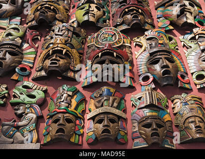 Les masques en bois de couleur à un stand de souvenirs à Chichen Itza, Yucatan, Mexique Banque D'Images