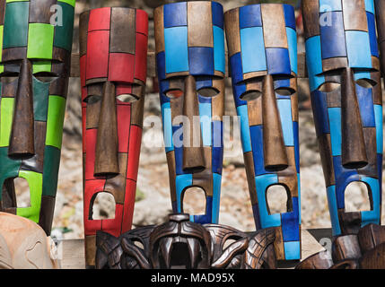 Les masques en bois de couleur à un stand de souvenirs à Chichen Itza, Yucatan, Mexique Banque D'Images