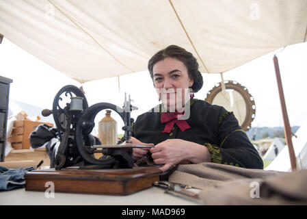 MOORPARK, CA - le 18 mars : Portrait de femme adapter participant à la guerre civile bleu et gris en reconstitution Moorpark, CA Banque D'Images