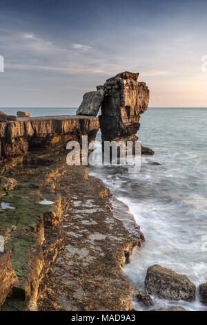Pulpit Rock au crépuscule, Portland Bill, l'Île de Portland, Dorset, England, UK Banque D'Images