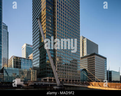 Quai Sud Passerelle, Canary Wharf, Londres. Reliant le quai sud et Heron Quays dans le complexe Canary Wharf une étonnante passerelle à haubans. Banque D'Images