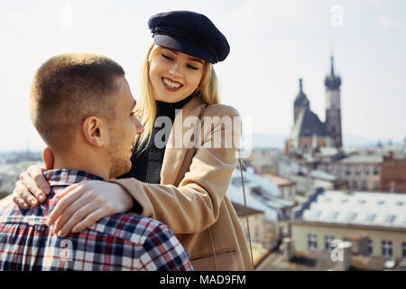 Joli couple stand sur paysage de ville et s'embrassent Banque D'Images