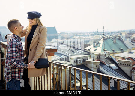 Joli couple stand sur paysage de ville et s'embrassent Banque D'Images