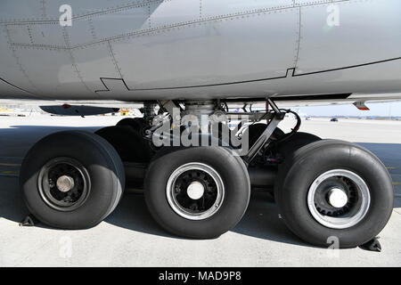 Lufthansa, Airbus, A380, A380-800, 800, à l'atterrissage, le train d'atterrissage, roues, principal, détails, aile, Parking, poste, l'entretien, Munich, l'aéroport, le MUC, Banque D'Images