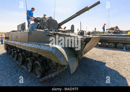 Formation KADAMOVSKIY TERRE, région de Rostov, en Russie, le 26 août 2017 : les visiteurs de l'exposition, inspecter le véhicule de combat d'infanterie BMP-3 Banque D'Images
