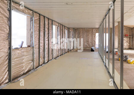 La construction du bâtiment : isolation d'une maison avec un matériau réfléchissant thermique Banque D'Images