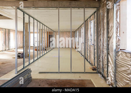 La construction du bâtiment : isolation d'une maison avec un matériau réfléchissant thermique Banque D'Images