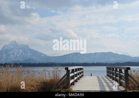 Pont de bois sur un ruisseau près du lac Hopfensee dans l'Allgaeu, Bavaria, Germany Banque D'Images