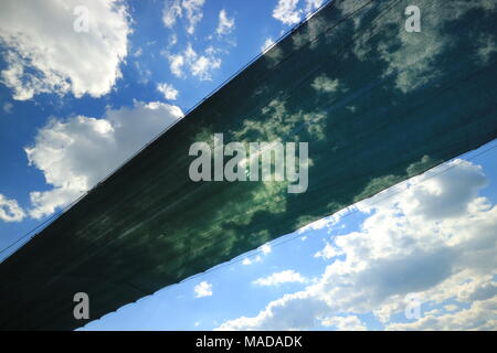 Et bien vu du ciel en tissu vert étirés Creux Banque D'Images