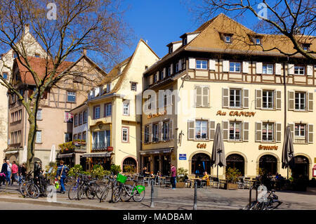 Restaurants, cafés, terrasses, bâtiments, les gens, des vélos en stationnement Place du Corbeau, Corbeau square, Strasbourg, Alsace, France, Europe, Banque D'Images