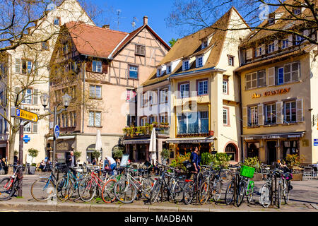 Restaurants, cafés, terrasses, bâtiments, les gens, des vélos en stationnement Place du Corbeau, Corbeau square, Strasbourg, Alsace, France, Europe, Banque D'Images