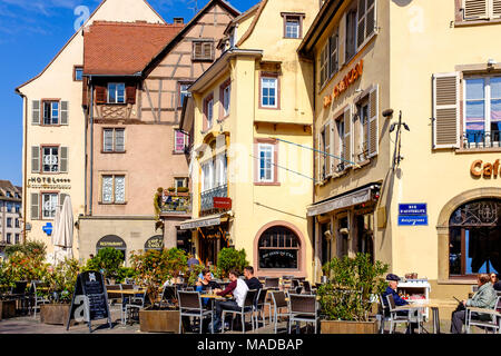 Restaurants, cafés, terrasses, bâtiments, Printemps, Place du Corbeau, Corbeau square, Strasbourg, Alsace, France, Europe, Banque D'Images