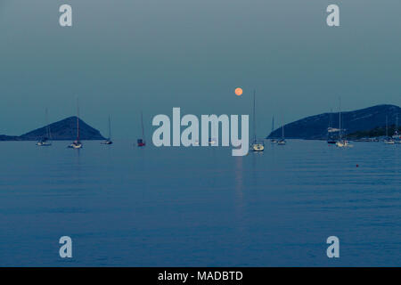 Lever de lune sur la baie de Porto Rafti, Grèce Banque D'Images