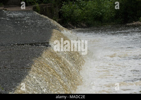 River Wharfe Weir à Boston Spa,Nidderdale, North Yorkshire, Angleterre, Royaume-Uni. Banque D'Images