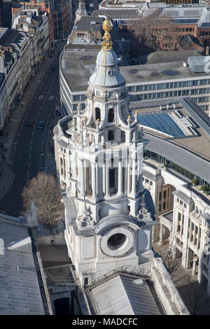 L'un des tours de l'ouest de la Cathédrale St Paul. Banque D'Images