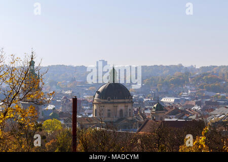 L'viv. L'ouest de l'Ukraine. 08. 07. 2017. Panorama des monuments architecturaux de régions historiques de Lviv city à partir de la hauteur de la plus haute vue sur th Banque D'Images