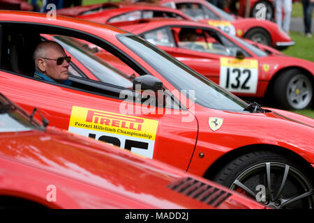 Homme assis dans une voiture rouge classique Ferarri, Prescott speed hill climb, Cheltenham, Gloucestershire, Angleterre 2009 Banque D'Images