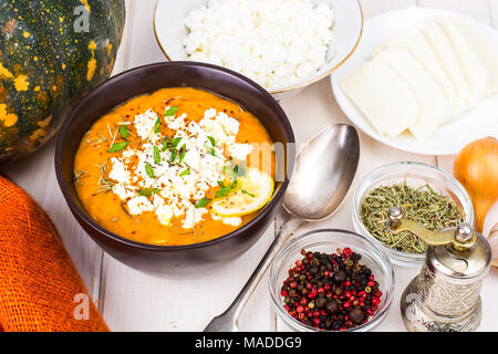 Crème de potiron soupe au fromage de chèvre. Studio Photo Banque D'Images