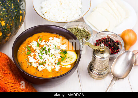 Crème de potiron soupe au fromage de chèvre. Studio Photo Banque D'Images