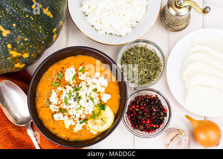 Crème de potiron soupe au fromage de chèvre. Studio Photo Banque D'Images