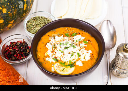 Crème de potiron soupe au fromage de chèvre. Studio Photo Banque D'Images