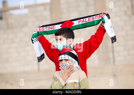 Bil'in, Palestine, le 31 décembre 2010 : les enfants palestiniens au cours de manifestations hebdomadaires contre la confiscation de terres palestiniennes et juives bâtiment settl Banque D'Images