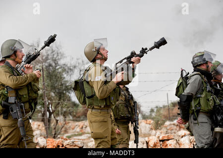 Bil'in, Palestine, le 31 décembre 2010 : la Force de défense d'Israël est le tir de gaz lacrymogène lors de manifestations hebdomadaires contre la confiscation de terres palestiniennes et Banque D'Images