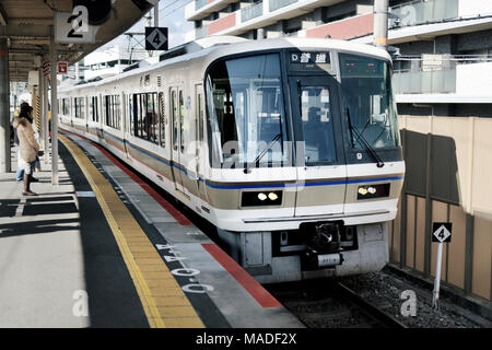 JR train arrivant à une plate-forme de la gare à Kyoto, Japon, 2017 Banque D'Images