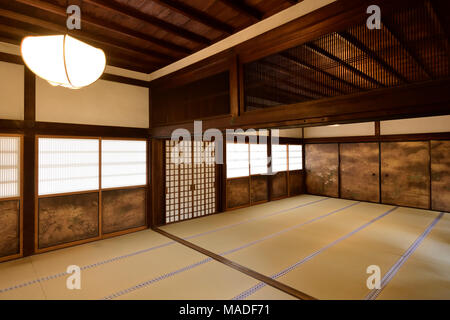Temple japonais traditionnel hall intérieur avec tatamis et écrans coulissants shoji peints. Sanboin temple bouddhiste, sous-temple de Daigoji complexe i Banque D'Images