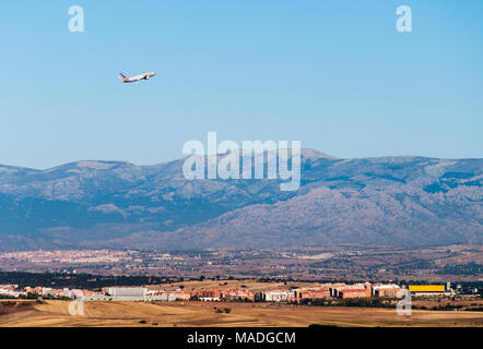 Despegando Avión desde El Aeropuerto de Barajas con San Sebastián de los Reyes al fondo. Madrid. España Banque D'Images