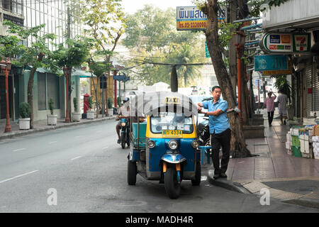 Bangkok, Thaïlande. Janvier 2018. Taxi à trois roues, typique dans les rues de la ville Banque D'Images