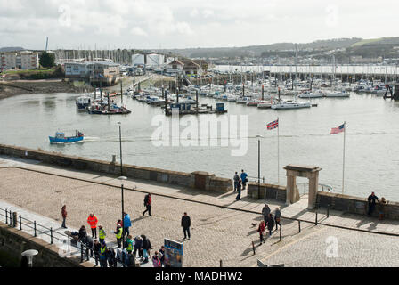 Vue de dessus. Barbican, Plymouth historique commémorant la canopée montrant voyage des pèlerins sur le Mayflower pour l'Amérique 1620, fond mer ensoleillée. Banque D'Images