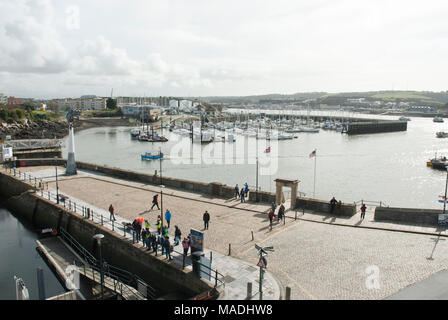 Vue de dessus. Barbican, Plymouth historique commémorant la canopée montrant voyage des pèlerins sur le Mayflower pour l'Amérique 1620, fond mer ensoleillée. Banque D'Images