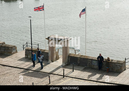 Vue de dessus. Barbican, Plymouth historique commémorant la canopée montrant voyage des pèlerins sur le Mayflower pour l'Amérique 1620, fond mer ensoleillée. Banque D'Images