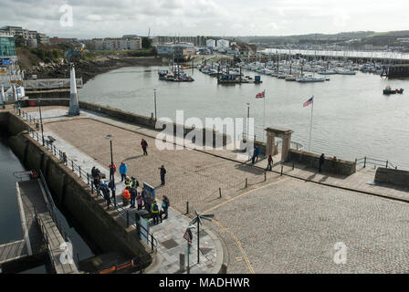 Vue de dessus. Barbican, Plymouth historique commémorant la canopée montrant voyage des pèlerins sur le Mayflower pour l'Amérique 1620, fond mer ensoleillée. Banque D'Images