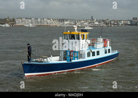 Le traversier de passagers Cremyll traversant la Tamar de Plymouth dans le Devon de Cremyll/ Mount Edgcumbe à Cornwall. Banque D'Images