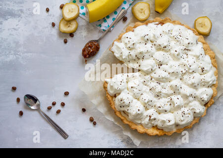 La cuisson à la maison. "Gâteau Banoffi' avec le caramel et la banane sur la table en bois rustique. Banque D'Images