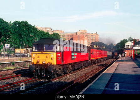 Une locomotive diesel de classe 47 numéro 47531 qui travaille un train postal passant par Kensington Olympia le 7 juillet 1993. Banque D'Images