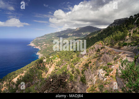 Montagnes de Tramuntana, sur la côte méditerranéenne de Majorque avec des nuages et soleil Banque D'Images