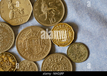 L'identité britannique et nostalgie du passé. Pièces de monnaie de la virgule décimale et au début de l'eras demi-couronne et deux pièces. shilling Banque D'Images