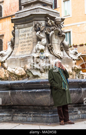 La Fontana del Pantheon a été commandé par le pape Grégoire XIII et est situé dans la Piazza della Rotonda, Rome, en face de la panthéon romain. Rome. Banque D'Images