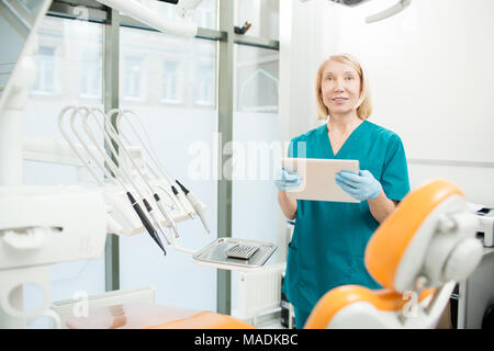 Certains dentistes de gants et la recherche de l'information uniforme sur le net avant leur nomination avec nouveau patient Banque D'Images